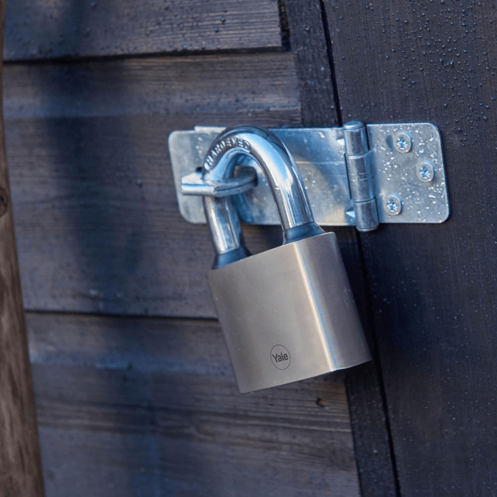 Yale Padlocks & Accessories Yale Y111 60mm Cast-Iron Padlock with Hardened Steel Shackle | Silver & Black