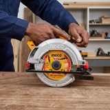 Carpenter checking the Ingco circular saw’s grips before use