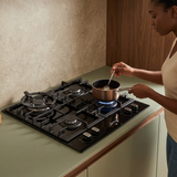 Face-visible cooking scene with the black Kaiser Grand Chef Turbo hob