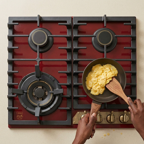 Overhead breakfast preparation with the Bordeaux-red Kaiser Empire four-burner hob