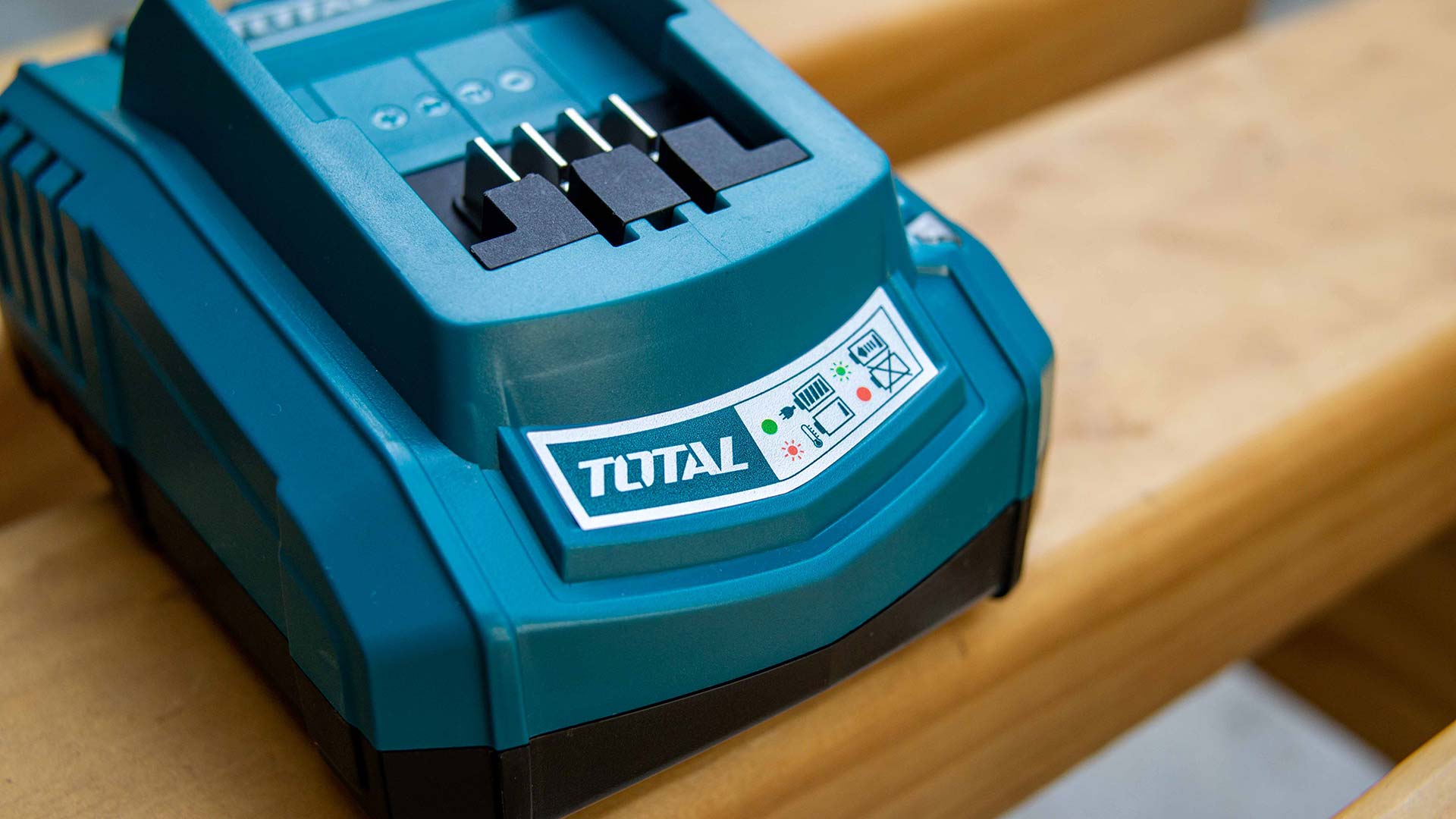 Total Fast Intelligent Charger 20V - TFCLI2001 | Supply Master | Accra, Ghana Batteries & Chargers Buy Tools hardware Building materials